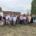 Frühstück im Grünen - Gruppenfoto der Teilnehmer neben Pappelstreifen und vor Heuballen