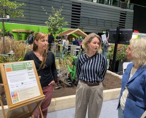 Manuela Bärwolff (Mitte) vom Thüringer Landesamt und Anke Hahn (links) vom DeFAF e. V. im Gespräch mit der Thüringer Landwirtschaftsministerin Susanna Karawanskij