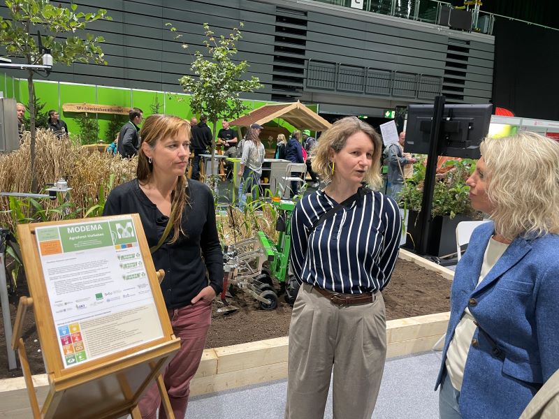 Manuela Bärwolff (Mitte) vom Thüringer Landesamt und Anke Hahn (links) vom DeFAF e. V. im Gespräch mit der Thüringer Landwirtschaftsministerin Susanna Karawanskij