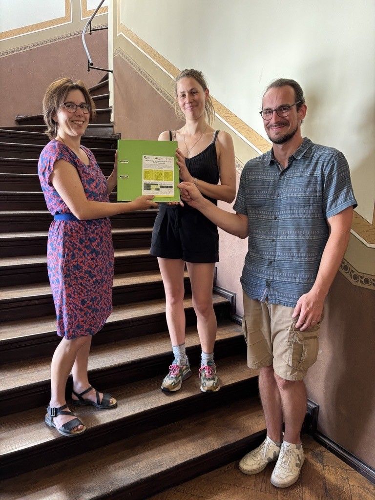 Übergabe durch Dr. Jenny Lay-Kumar an Meike Becker und Philipp Westerwalbesloh.