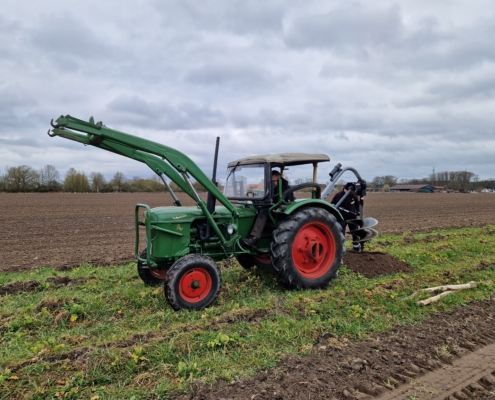 Pflanzung April 2025: Traktor mit Erdbohrer (60cm Durchmesser)