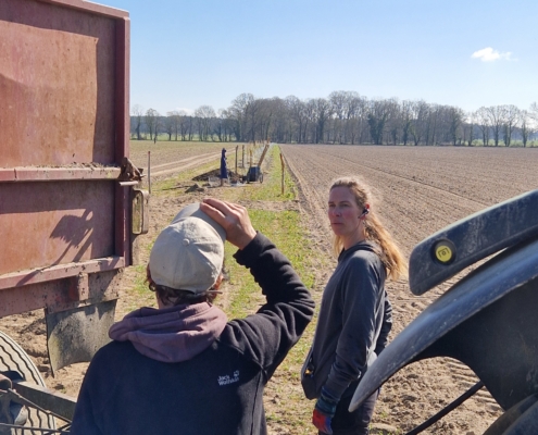 Pflanzung April 2025: Die Bio-Bäuerin Laura Kulow bei der Pflanzung