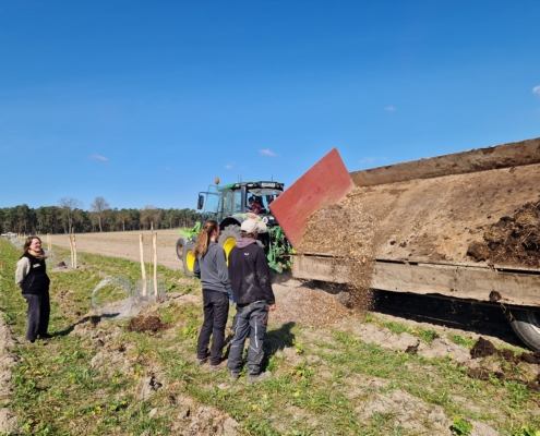 Pflanzung April 2025: Abkippen von Kompost und Mulchmaterial an den Agroforststreifen