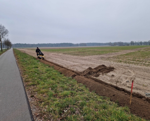 Verlegung der Rohre für die Tröpfchenbewässerung