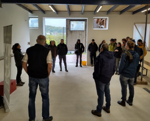 Laura Kawerau (links) erläutert Bürgerwissenschaften