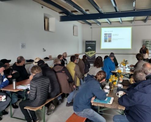 Betriebsleiter Sebastian Frey beim Feldtag auf seinem Bauernhof