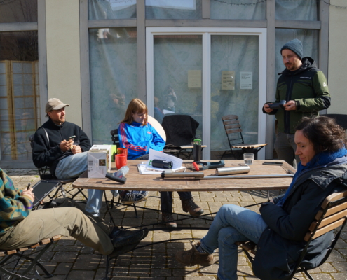Die Teilnehmenden setzen sich mit den Möglichkeiten der Bekämpfung von Wühlmäusen auseinander. (Foto: J. Günzel / DeFAF) Die Teilnehmenden setzen sich mit den Möglichkeiten der Bekämpfung von Wühlmäusen auseinander. (Foto: J. Günzel / DeFAF)