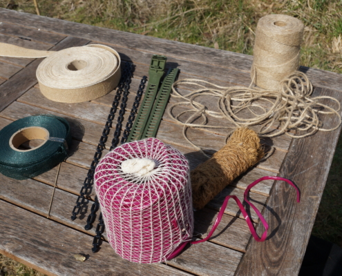 Materialien für die Baumanbindung. (Foto: J. Günzel / DeFAF) Materialien für die Baumanbindung. (Foto: J. Günzel / DeFAF)