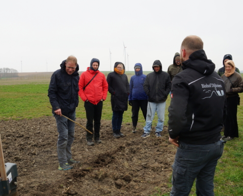 Wolfgang Kudlich (Wald21 Gmbh) beschreibt den Pflanzprozess mit Hilfe einer Pflanzmaschine. (Foto: J. Günzel / DeFAF) Wolfgang Kudlich (Wald21 Gmbh) beschreibt den Pflanzprozess mit Hilfe einer Pflanzmaschine. (Foto: J. Günzel / DeFAF)